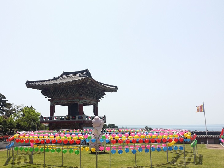 서귀포 약천사 대적광전 앞에서 바라보면, 푸른 서귀포 앞바다가 한아름 안긴다.