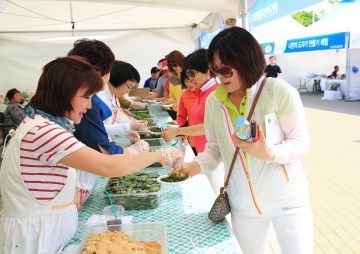 산나물축제에서 만날 수 있는 다양한 시식행사들. 산나물과 잘 어울리는 음식들도 함께 시식할 수 있다.