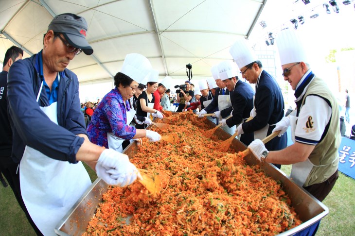 영양산나물의 고향인 일월산을 기념하기 위해 1219인분의 비빔밥을 만들고 있다.