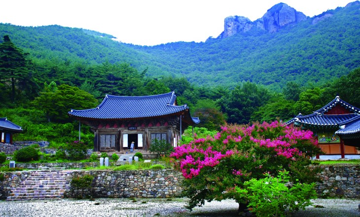 개암사는 백제 때 지어진 천년고찰로 변산반도국립공원 내 자리하고 있다.