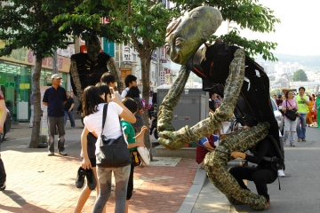 시가지를 걷다 보면 어느 순간 거리극 공연을 만나게 될 지도 모를 일.