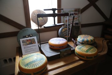 >알프스의 소녀 하이디가 반겨주는 치즈박물관, 주말마다 2층에서는 치즈퐁듀 체험이 열린다.