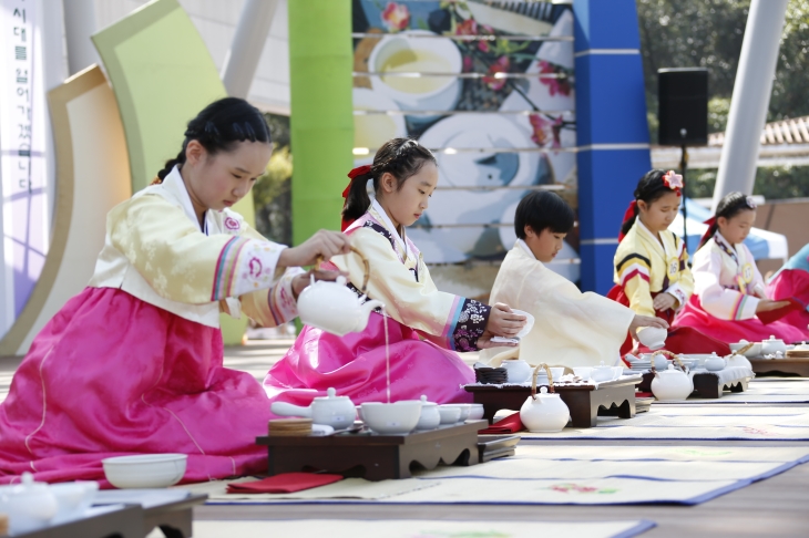 학생 차예절 경연대회. 나이 어린 학생들이 차분하게 다도를 시연하고 있다.