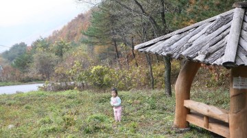 주실령에서 넘어가는 길목에는 잠시 몸을 쉴 수 있는 마을 정자가 놓여져 있다.