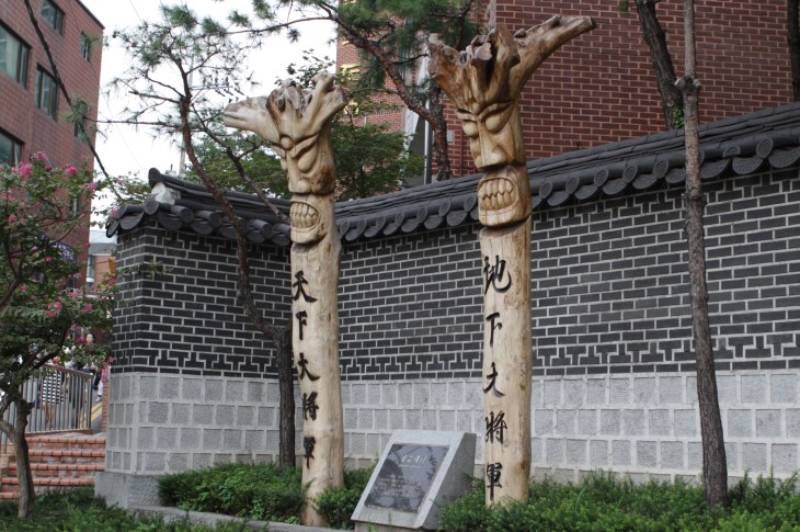 상도동 장승배기한 천하대장군과 지하여장군. 조선시대 때 정조의 명으로 세워진 것으로 전해진다.