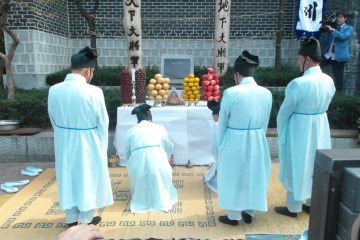 매년 10월 24일 동작구에서는 마을의 안녕과 평화를 기원하는 '장승배기 장승제'가 거행된다.