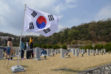 국립서울현충원을 찾은 참배객들이 묘역 앞에서 참배를 하고 있다.