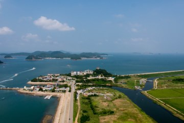 바다 위의 섬이었던 도비도는 대호방조제가 지나며 육지가 됐다. 사진은 도비도 전경.