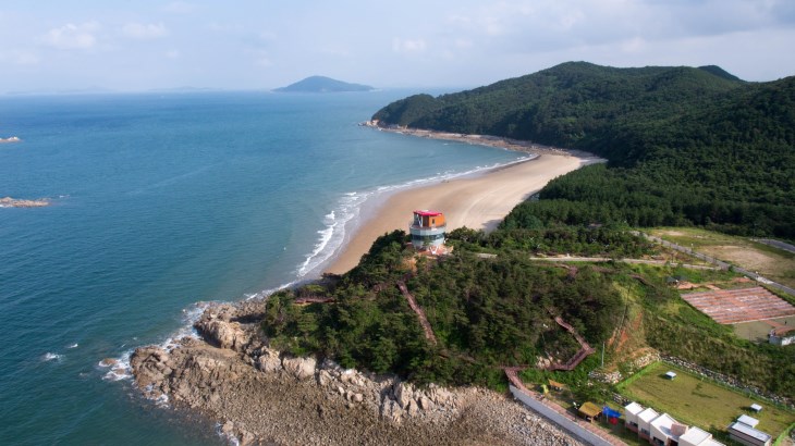 대난지도의 '난지도 해수욕장'은 너른 모래사장과 반달 모양의 해변으로 유명하다.