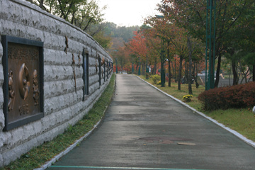 용두공원을 알리는 표지석(좌)과 용두공원 산책로 전경(우).