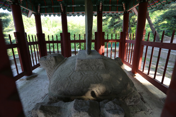원각국사비는 거북 모양으로 만든 비석 받침 위에 비몸과 비머릿돌을 세운 형태다.