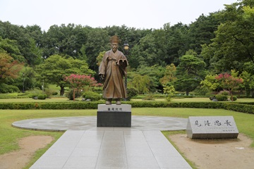 오죽헌 입구에서 이어지는 정원 안에 이이 동상이 있다.