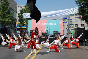 신촌 연세로에서는 매년 대학생들과 청년 예술가들이 참여하는 '신촌대학문화축제'가 개최된다.