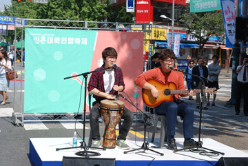 신촌 연세로에서는 매년 대학생들과 청년 예술가들이 참여하는 '신촌대학문화축제'가 개최된다.