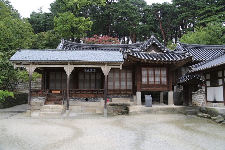 선교장의 사랑채인 열화당의 전경. '기쁘게 이야기하는 집'이라는 뜻의 이름이다.