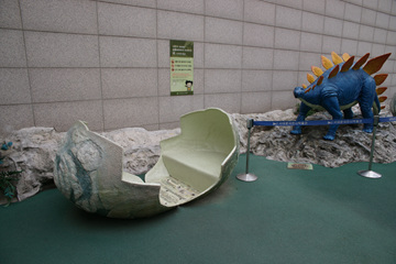 서대문자연사박물관 전경(좌)과 야외에 설치된 공룡 및 공룡알 모형(우).
