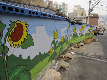 개미마을 곳곳에 그려진 벽화의 모습. 개미마을에는 모두 50여 점의 벽화가 그려져 있다.