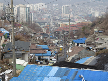 개미마을 아래로 서울 시내 전경이 펼쳐진다. 