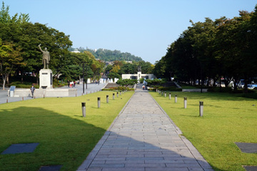 서대문형무소 역사관에서 뻗은 길에는 서재필 동상을 만난다.