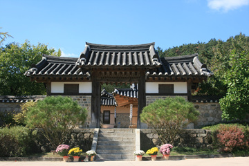 석가탄신인을 맞아 연등을 설치한 수덕사(좌)와 조선시대 건축의 백미를 볼 수 있는 추사고택(우)