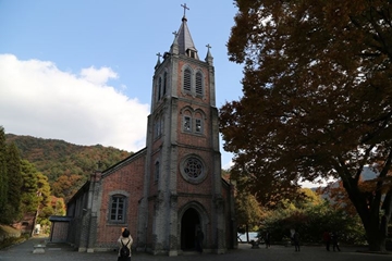 풍수원 성당의 이국적인 모습, 특히 가을 단풍이 들면 더욱 따뜻한 풍경이 완성된다.