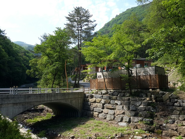 온순한 망경대산 평평한 길과 물이 흐르는 곳으로 따라가면 정다운 풍경을 만날 수 있다.