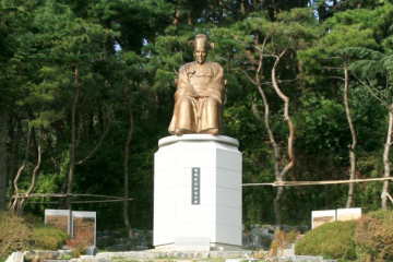 칠갑광장에 세워져 있는 면암 최익현 선생의 동상.