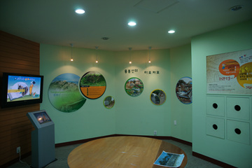 용봉산자연휴양림 내 위치한 산림전시관 전경(좌)과 내부 모습(우).