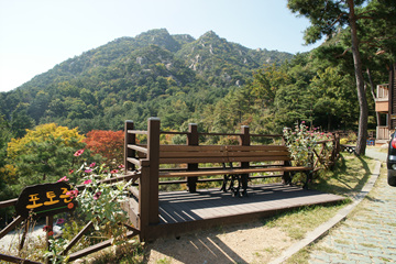 용봉산자연휴양림 내 설치된 포토존(좌)과 산 아래 자리 잡은 숲 속의 집 풍경(우)