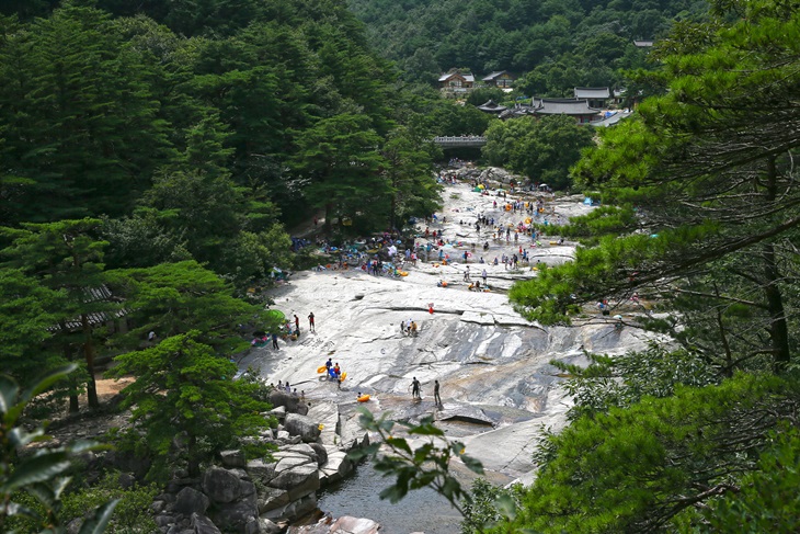 무릉반석에는&nbsp;오랜 전 무릉계의 아름다움을 극찬한 묵객들의 글귀가 새겨져있다.