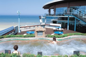 눈 앞에 서해 바다의 절경이&nbsp;펼쳐지는 '오션뷰스파'의&nbsp;모습.&nbsp;