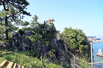 호해정에서 조금 더&nbsp;올라가면 흔들거리는 할미바위가 나온다.