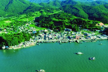 한적한 분위기를 느끼고 싶다면 제7경인 오천항과 제8경인 죽도를 찾아가&nbsp;보자.