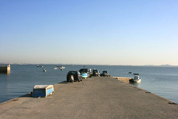 바다사랑길을 따라 걷다 보면 만날 수 있는 맷돌포구(좌)와 음섬포구(우).&nbsp;