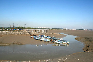 바다사랑길을 따라 걷다 보면 만날 수 있는 맷돌포구(좌)와 음섬포구(우).&nbsp;