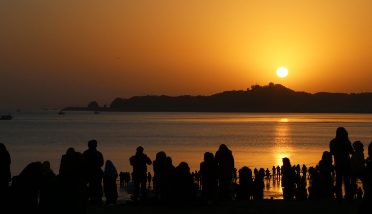 순서대로 '당진 9경' 중 제1경인 왜목 일출, 제2경 서해대교, 제3경 난지섬 해수욕장의 풍경.