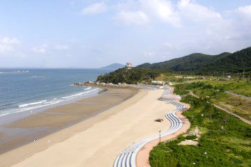 순서대로 '당진 9경' 중 제1경인 왜목 일출, 제2경 서해대교, 제3경 난지섬 해수욕장의 풍경.