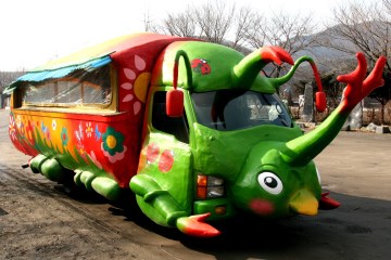 개화예술공원에서는 꽃사슴&nbsp;등 동물을 만날 수 있는 토끼마을 체험과 풍뎅이 투어 등 다채로운 프로그램을 즐길 수 있다.