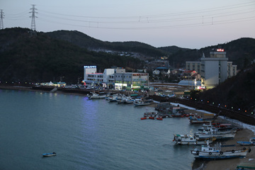 왜목마을은&nbsp;한적한 포구 마을의 정취를 간직하고 있다.