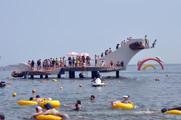 다이빙대 위에서 기다리는 관광객들