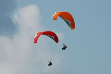 제주에서는 다양한 레포츠를 즐길 수 있다. 순서대로&nbsp;승마, 패러글라이딩, 윈드서핑, 카약 체험의 모습.