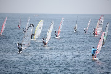 제주에서는 다양한 레포츠를 즐길 수 있다. 순서대로&nbsp;승마, 패러글라이딩, 윈드서핑, 카약 체험의 모습.