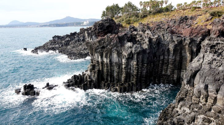 중문색달해변 주변에는 주상절리대, 수족관, 폭포 등 볼거리가 풍성하다. 사진은 대포해안의 주상절리&nbsp;모습.