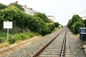 향수를 자극하는 미포의 철길과 한적한 포구의 풍경.&nbsp;