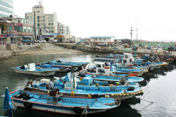 향수를 자극하는 미포의 철길과 한적한 포구의 풍경.&nbsp;