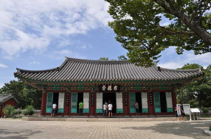 충무문으로 들어서면 바로&nbsp;제승당이 보인다.