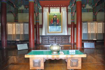 통제사 조경이 세운 유허비는 수 백 년 동안&nbsp;제승당 터를&nbsp;지켜냈다.