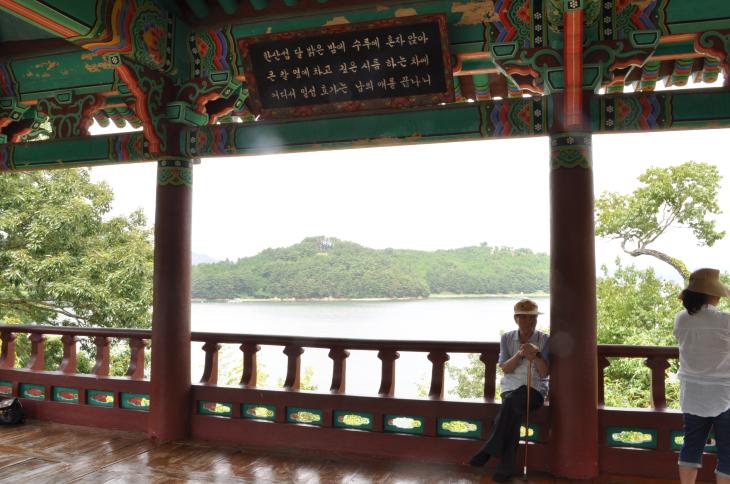 제승당 수루에는 이순신 장군의&nbsp;시, <한산도가>가 새겨져 있다.