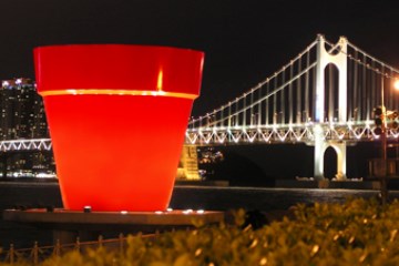 백남준 선생의 '디지테이션'(좌)과&nbsp;쟝 피에르 레노의 '생명의 원천'(우).