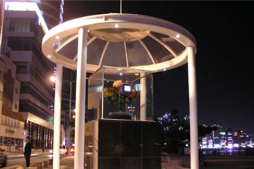 백남준 선생의 '디지테이션'(좌)과&nbsp;쟝 피에르 레노의 '생명의 원천'(우).